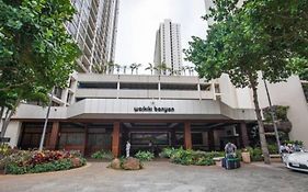 Waikiki Banyan Modern One Bedroom Free Parking